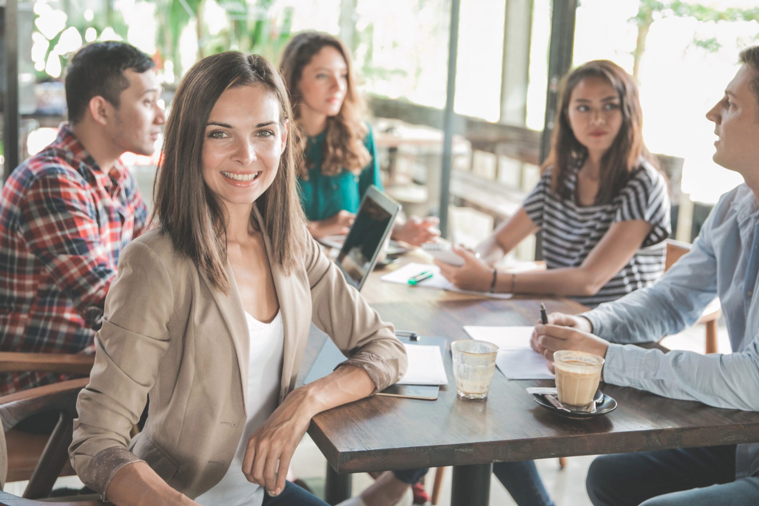 Personen bei einem Meeting im Büro