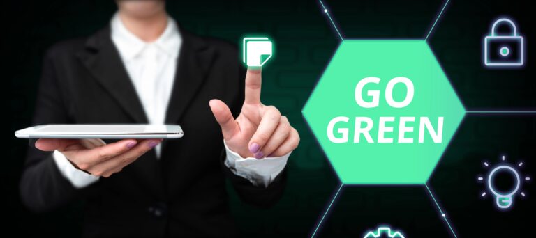 Digitale Anzeige "Go Green" hinter Geschäftsanzug