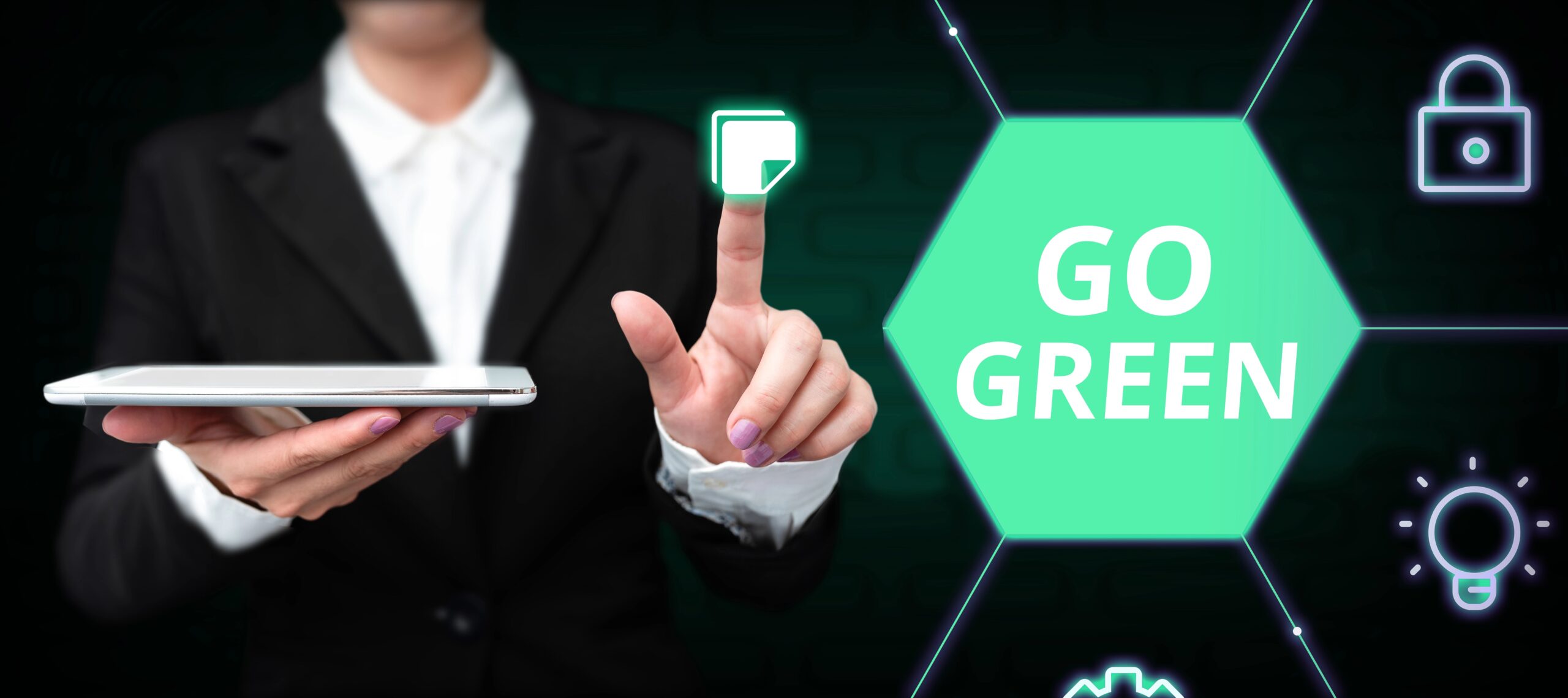 Person reinigt Waschbecken mit Spray und Tuch.